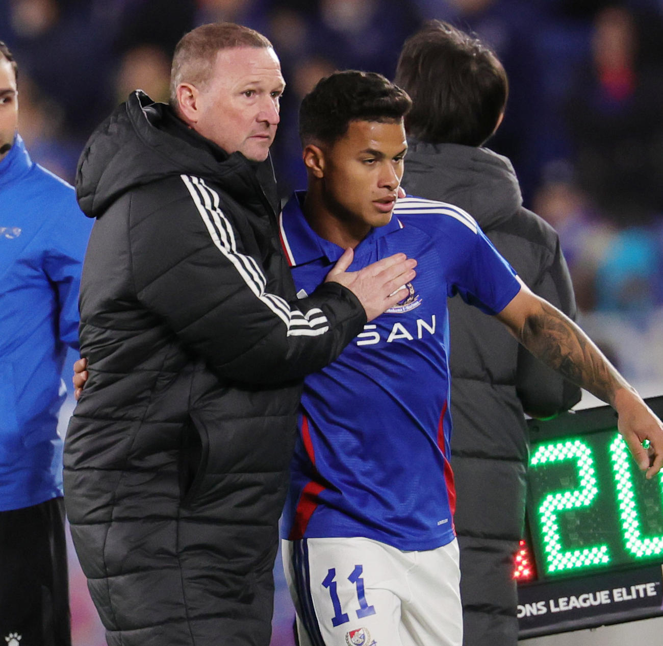 横浜対上海申花　後半、交代した横浜Yマテウス（右）をねぎらう横浜ホーランド監督（撮影・野上伸悟）