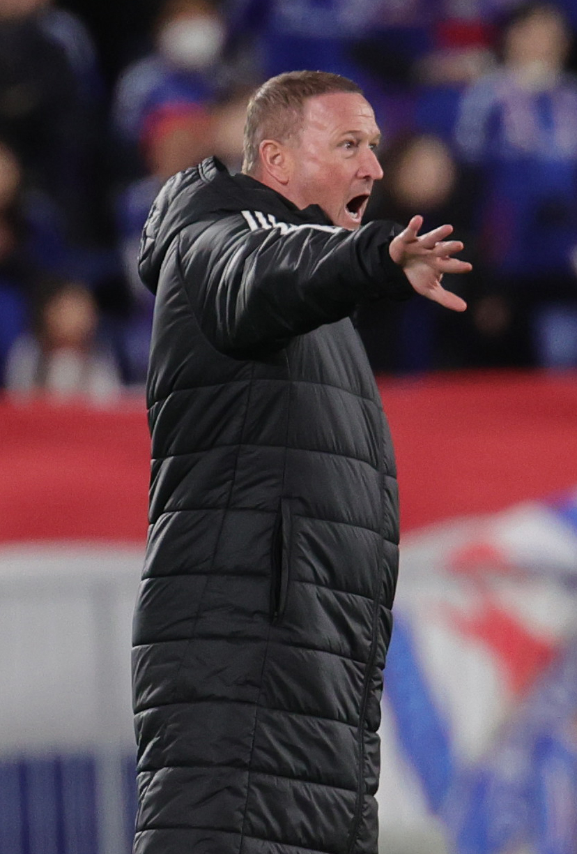 横浜対上海申花　選手に指示を出す横浜ホーランド監督（撮影・野上伸悟）