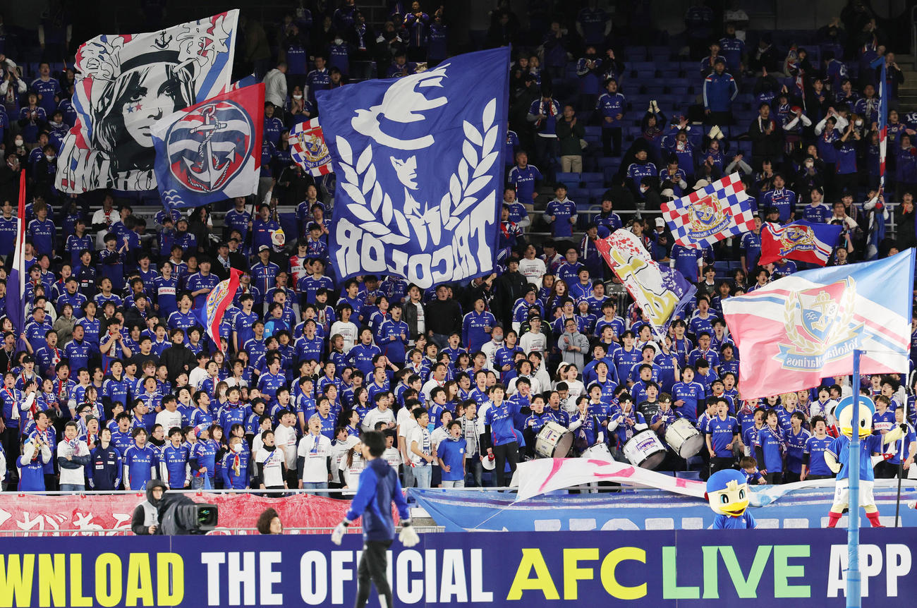 横浜対上海申花　盛り上がる横浜サポーター（撮影・野上伸悟）