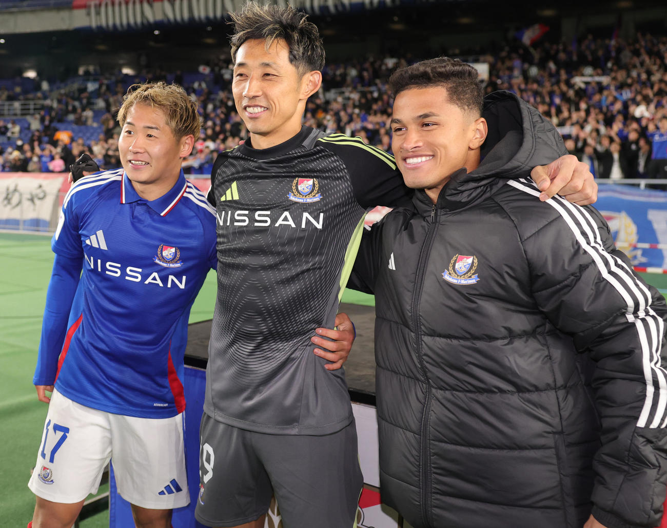 横浜対上海申花　勝利し喜びあう、左から横浜井上、GK朴、Yマテウス（撮影・野上伸悟）