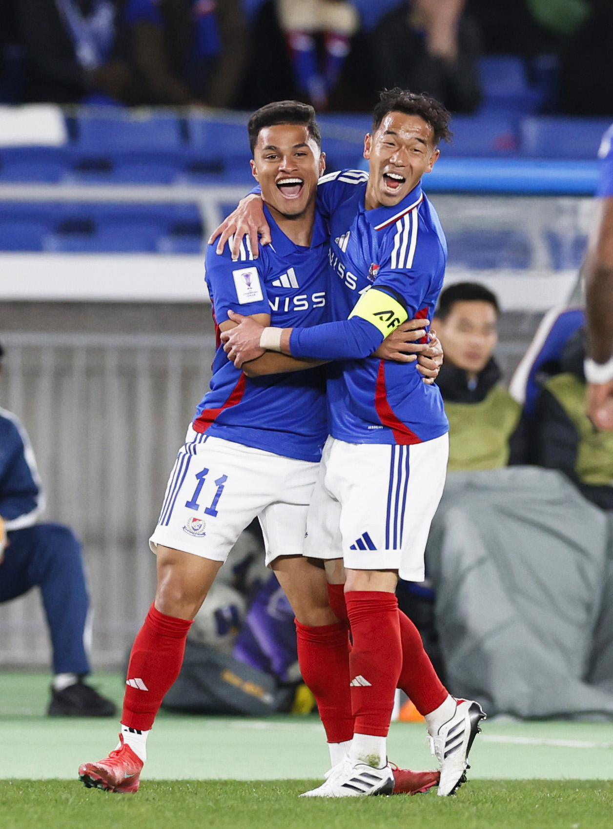 横浜M―上海申花　前半、先制ゴールを決めたヤンマテウスを祝福する横浜M・喜田（右）＝日産スタジアム（共同）