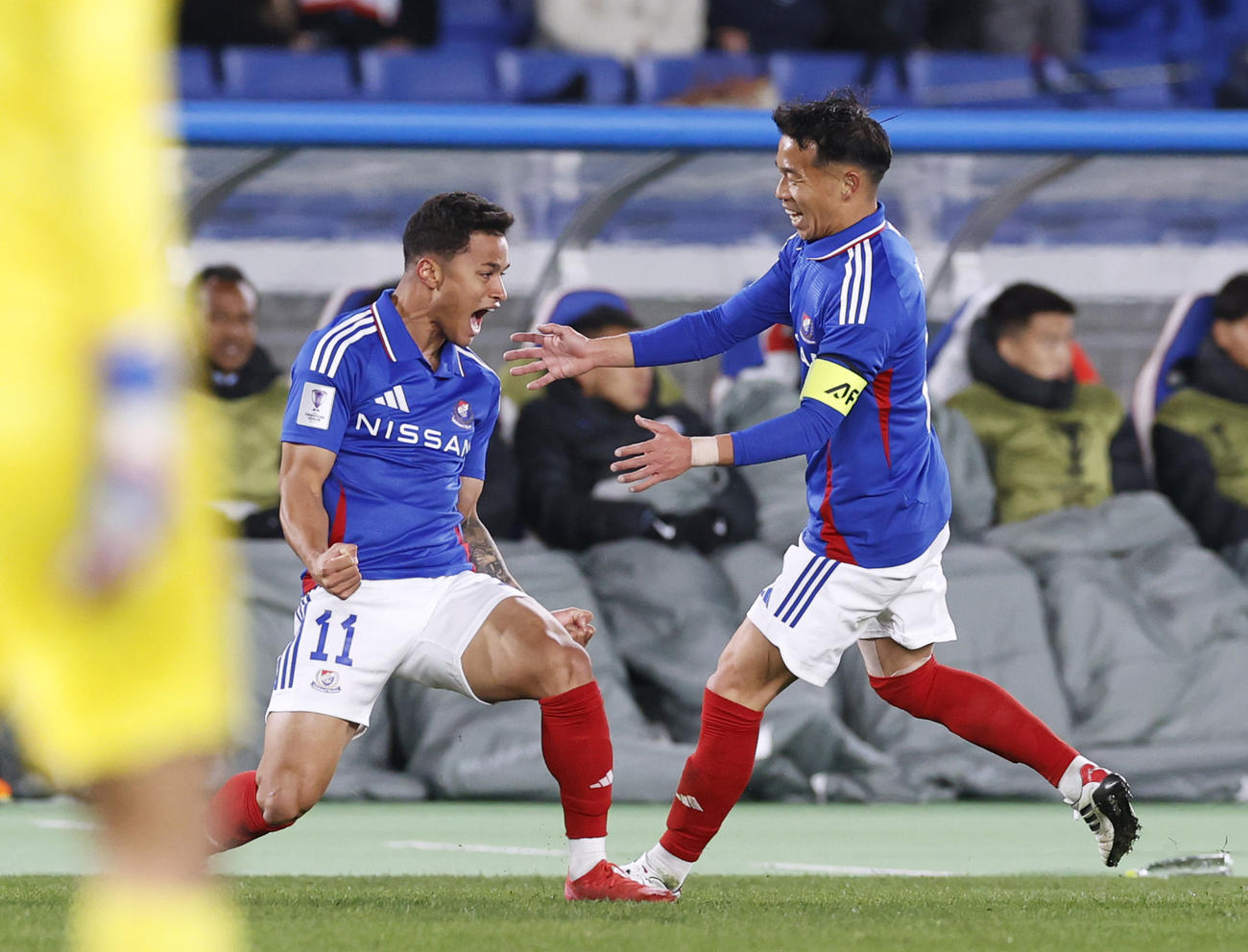 横浜M―上海申花　前半、先制ゴールを決めたヤンマテウスを祝福する横浜M・喜田（右）＝日産スタジアム（共同）