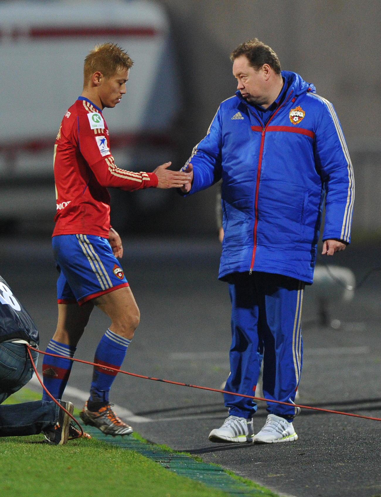 2013年11月、ロシアリーグ　CSKAモスクワ対テレク　CSKAモスクワのレオニード・スルツキー監督（右）と握手する本田圭佑