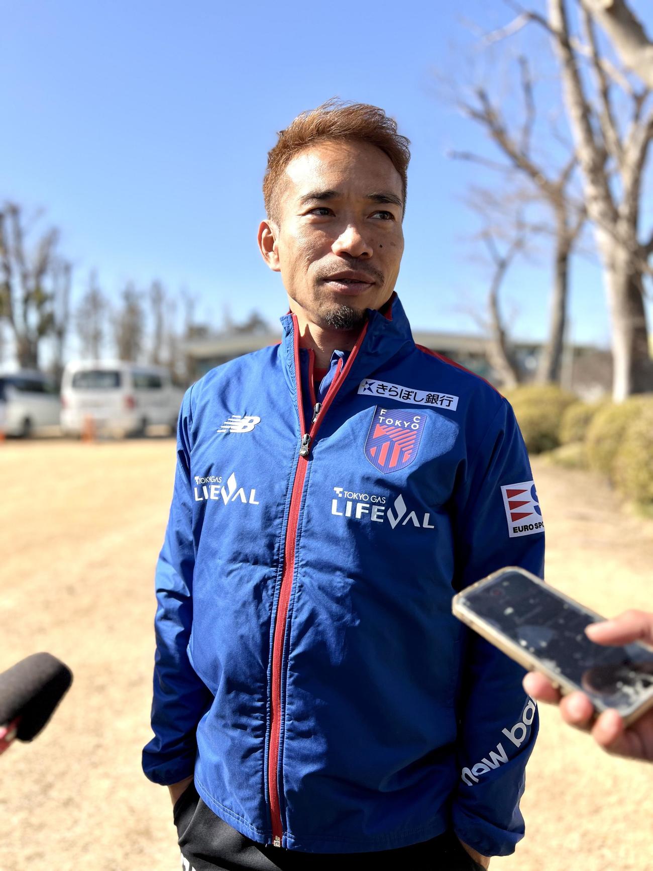 J1開幕戦横浜FC戦に向けて調整したFC東京DF長友佑都（撮影・佐藤成）