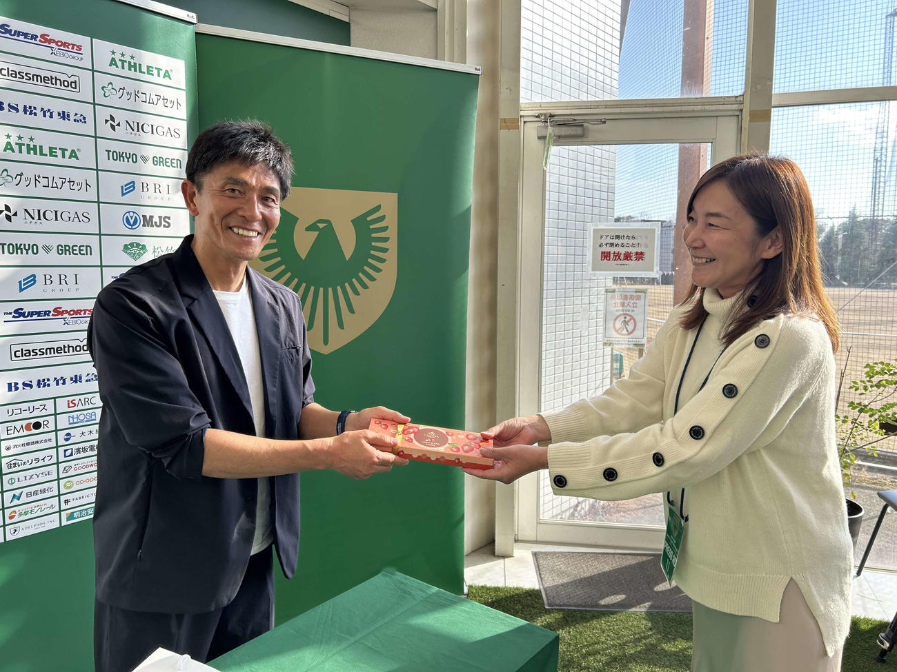 東京V城福監督は2月14日のバレンタインデーとあって会見後、メディアの女性陣からチョコを手渡される