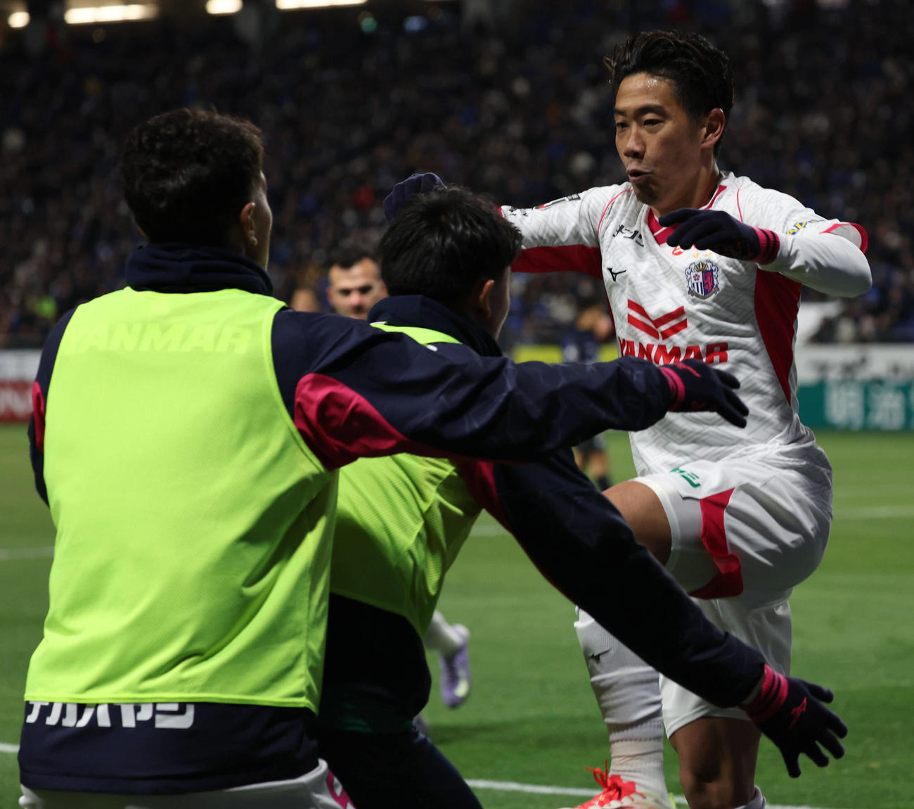 G大阪対C大阪　後半、C大阪香川はチーム3点目を決め控え選手に飛び込む（撮影・西尾就之）