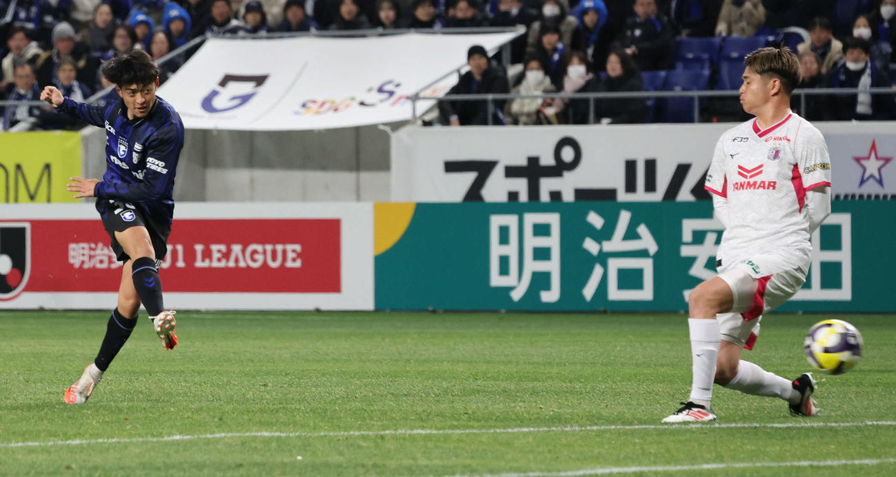 G大阪対C大阪　前半、G大阪名和田がシュートを放つも枠の外（撮影・西尾就之）