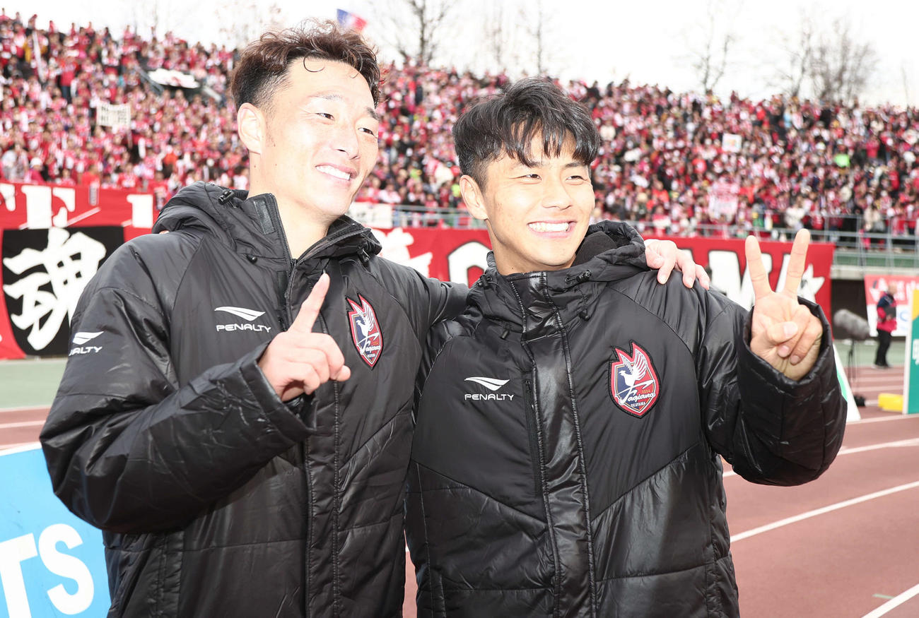 岡山対京都　J1初戦に初勝利を挙げ、1点目を決めた田上（左）と2点目の木村（左）はポーズをとる（撮影・西尾就之）