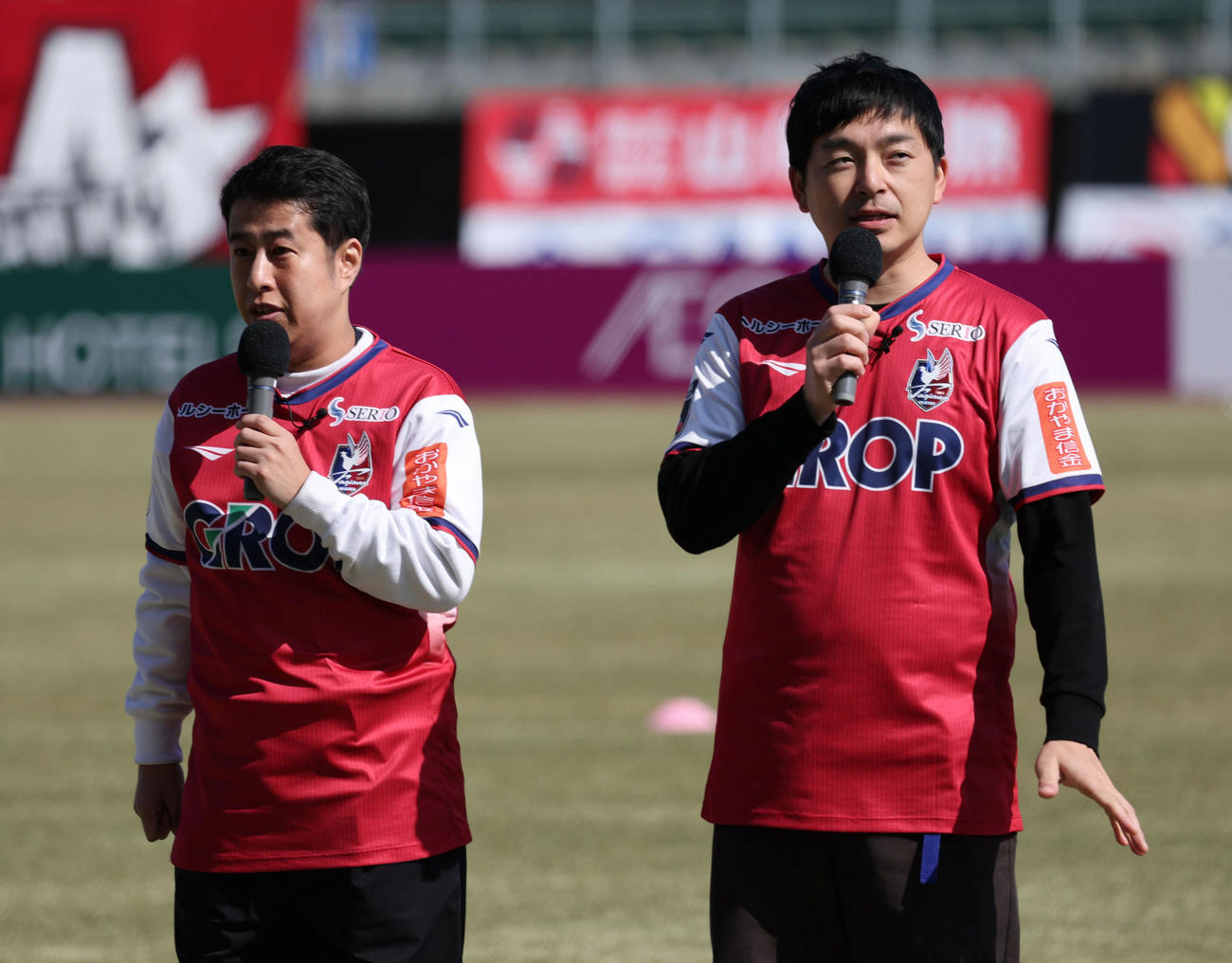 岡山対京都　初のJ1試合を前に盛り上げるウエストランドの井口（左）と河本（撮影・西尾就之）
