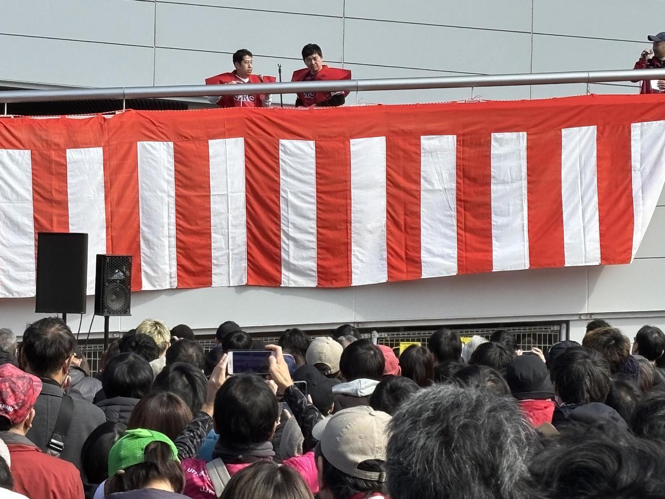J1第1節　岡山対京都　開幕戦をまえにイベントで盛り上げるウエストランド（撮影・西尾就之）