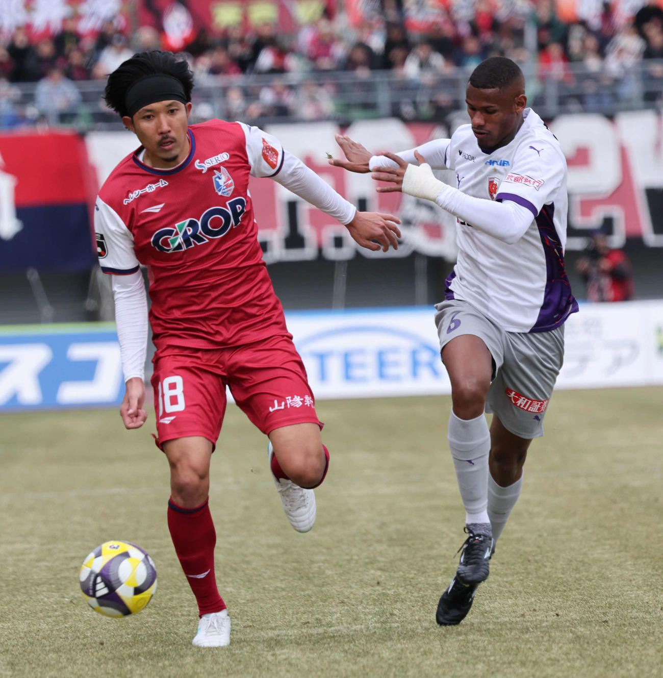 岡山対京都　前半、岡山柳（左）は京都ペドロと競り合う（撮影・西尾就之）