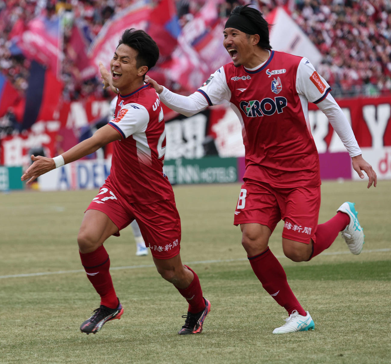 岡山対京都　前半、岡山木村（左）はチーム2点目を決め、柳の祝福を受ける（撮影・西尾就之）
