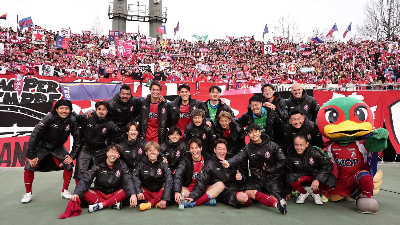 岡山対京都　J1初戦に初勝利を挙げた岡山イレブンはサポーターの前で記念写真に納まる（撮影・西尾就之）