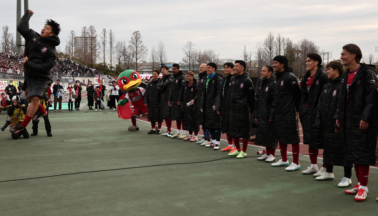 岡山対京都　J1初戦に初勝利を挙げた岡山木村（左）はサポーターの前でジャンプ（撮影・西尾就之）