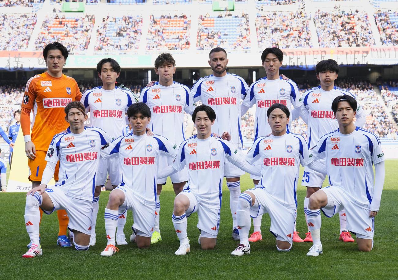 横浜M戦に臨む新潟イレブン＝日産スタジアム(共同)