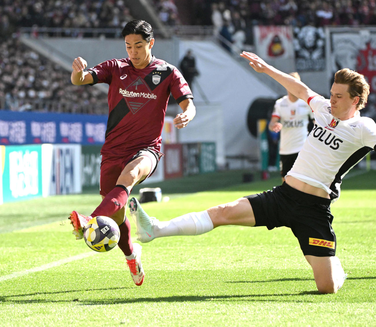 神戸対浦和　前半、浦和ホイブラーテン（右）からボールを守る神戸武藤（撮影・石井愛子）