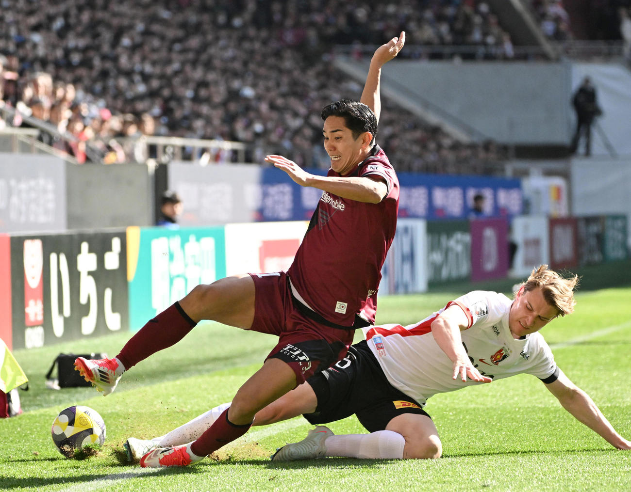 神戸対浦和　前半、浦和ホイブラーテン（右）にボールを奪われる神戸武藤（撮影・石井愛子）
