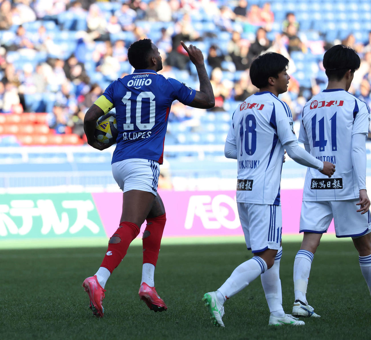 横浜対新潟　後半、PKを決めてボールを手にセンターサークルへ駆け出す横浜Aロペス（撮影・丹羽敏通）