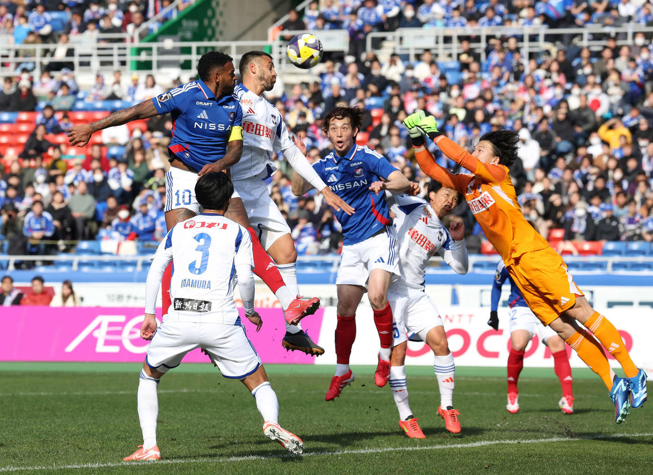 横浜対新潟　前半、横浜Aロペスらが右クロスに飛び込むが新潟GK藤田和輝がクリア（撮影・丹羽敏通）