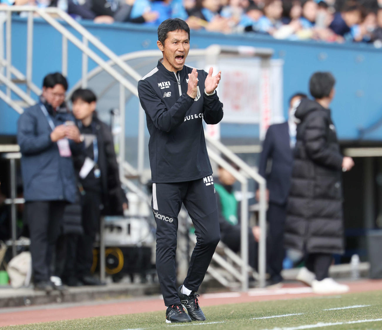 横浜FC対東京　前半、選手たちを鼓舞する東京松橋監督（撮影・宮地輝）