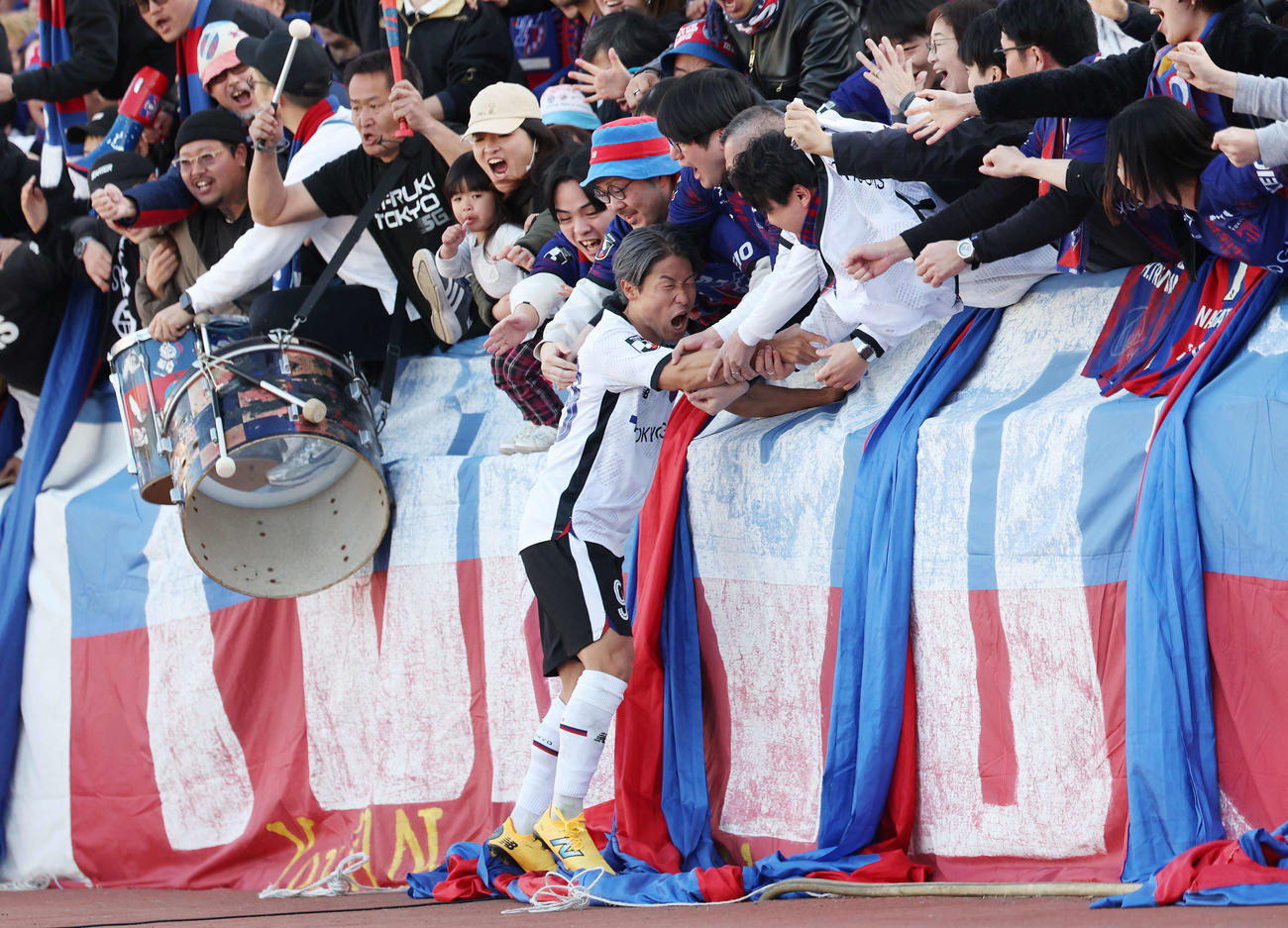 横浜FC対東京　後半、先制ゴールを決めサポーターと喜ぶ東京白井（撮影・宮地輝）