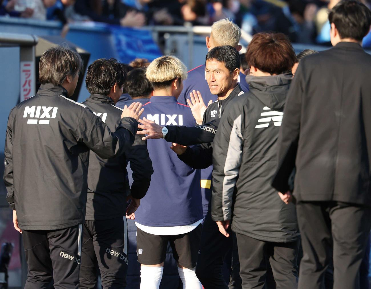 横浜FC対東京　勝利のタッチを交わす東京松橋監督（撮影・宮地輝）