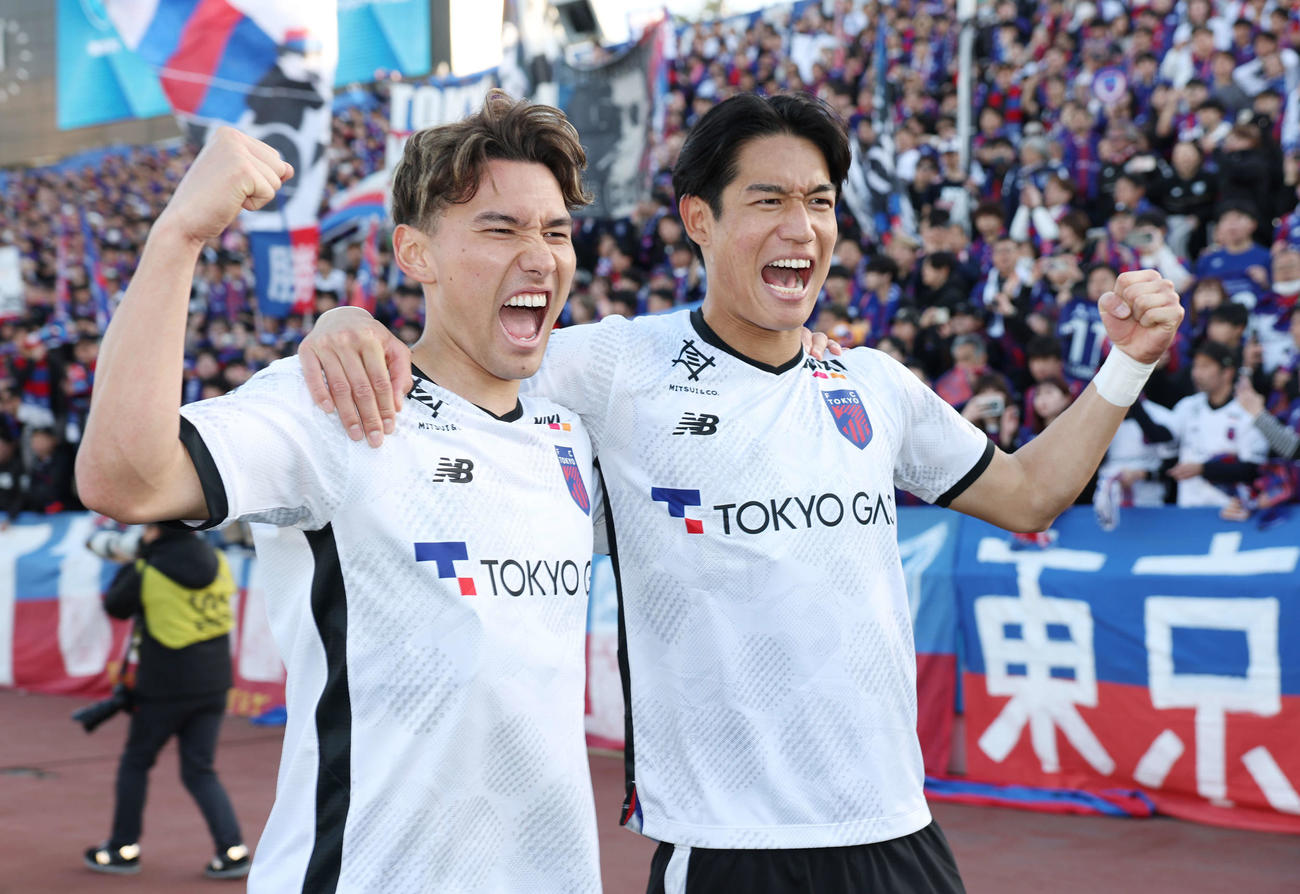 横浜FC対東京　勝利し喜ぶ東京佐藤（左）と岡（撮影・宮地輝）