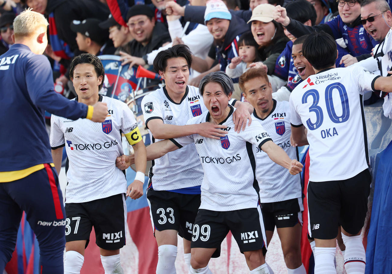 横浜FC対東京　後半、先制ゴールを決め喜びを爆発させる東京白井（中央）（撮影・宮地輝）