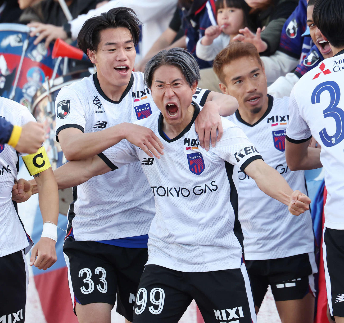 横浜FC対東京　後半、先制ゴールを決め喜びを爆発させる東京白井（中央）（撮影・宮地輝）