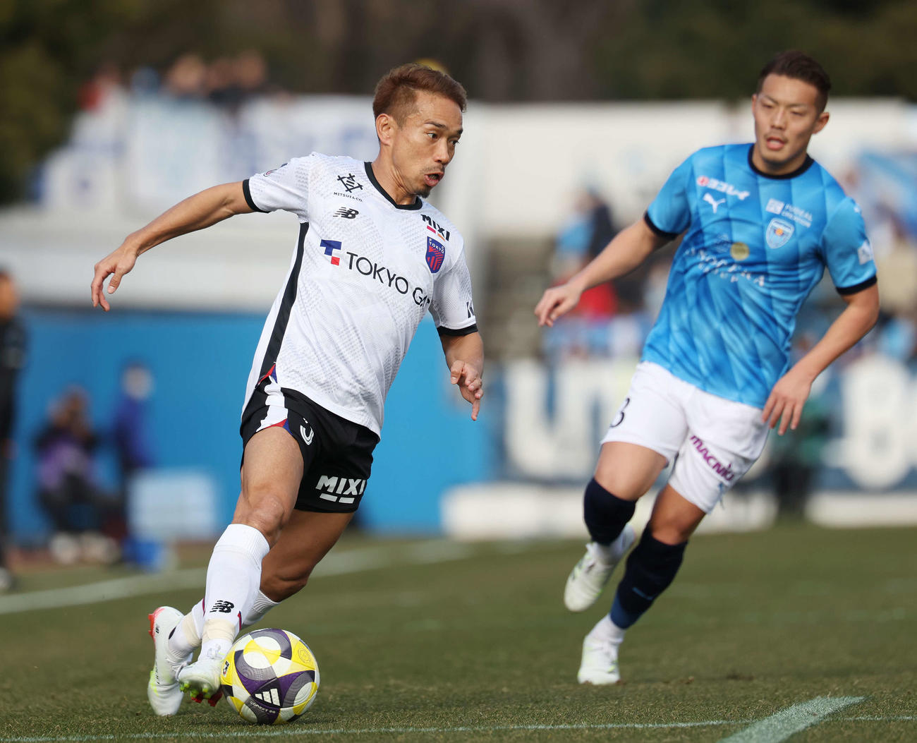 横浜FC対東京　前半、ボールをキープする東京長友（撮影・宮地輝）