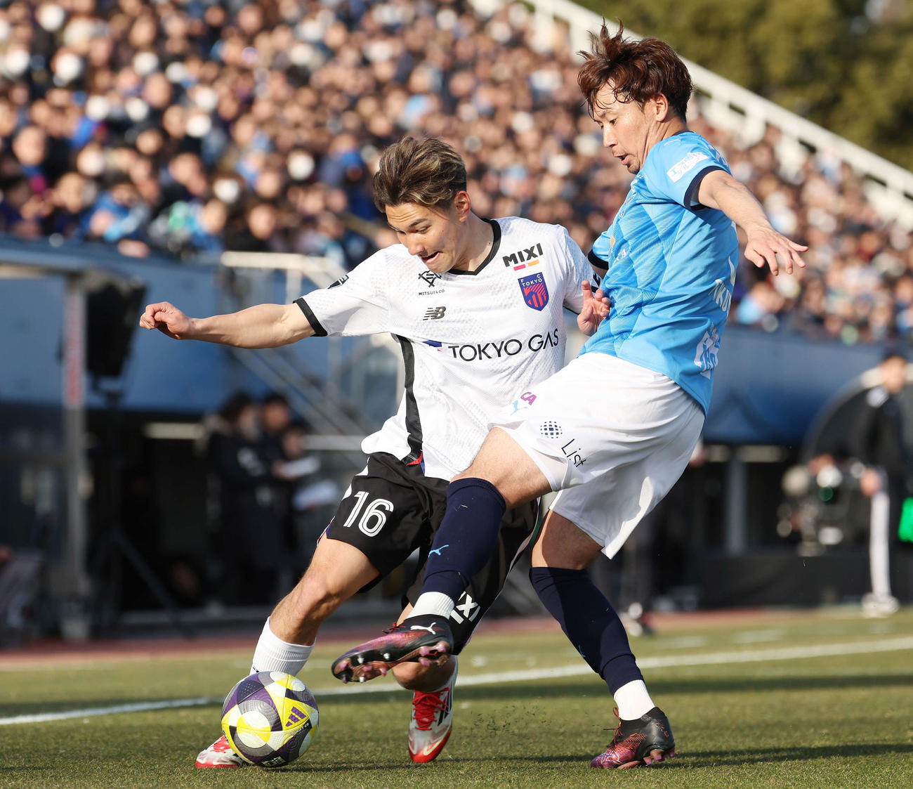 横浜FC対東京　後半、競り合う東京佐藤（左）と横浜FC福森（撮影・宮地輝）