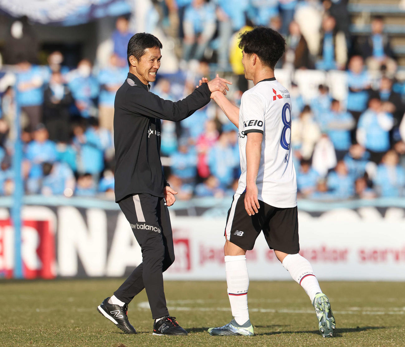 横浜FC対東京　東京高（右）と勝利のタッチを交わす松橋監督（撮影・宮地輝）