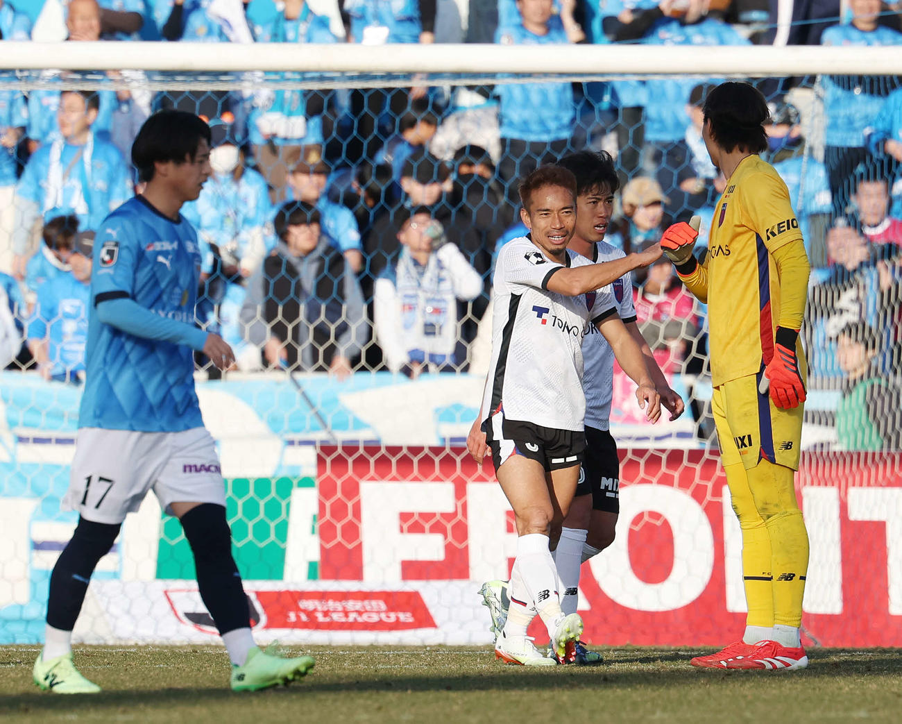横浜FC対東京　勝利のタッチを交わす東京長友（中央）（撮影・宮地輝）