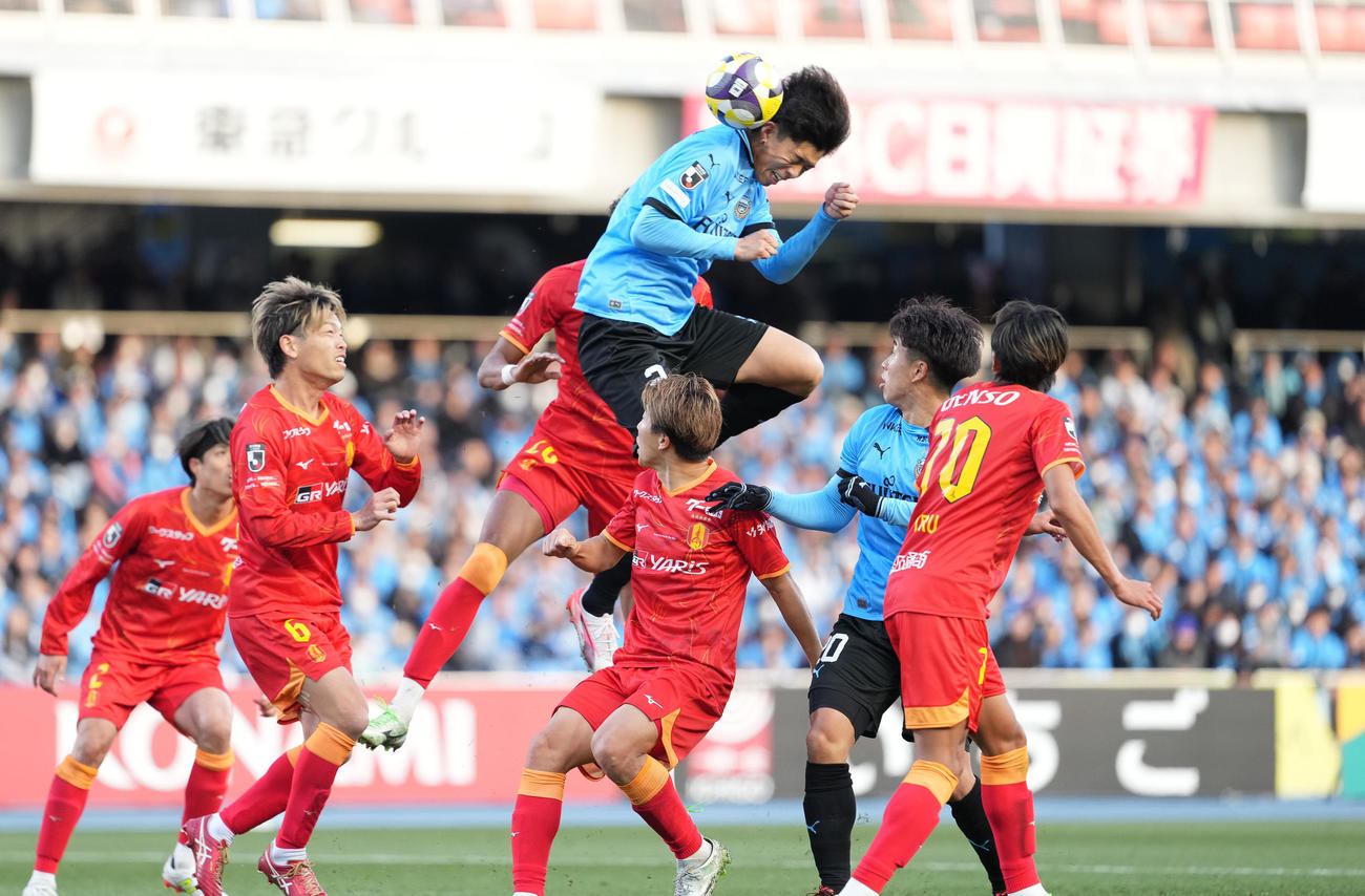 川崎F対名古屋　後半、ヘディングで先制ゴールを決める川崎F高井（上）（撮影・鈴木みどり）