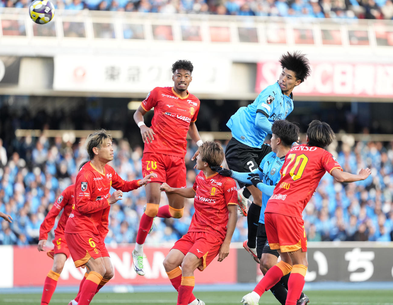 川崎F対名古屋　後半、ヘディングで先制ゴールを決める川崎F高井（右上）（撮影・鈴木みどり）