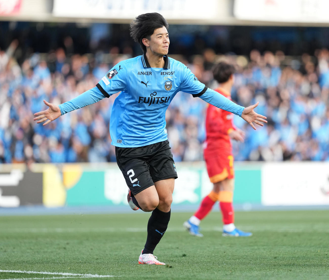 川崎F対名古屋　後半、ヘディングで先制ゴールを決め駆け出す川崎F高井（撮影・鈴木みどり）