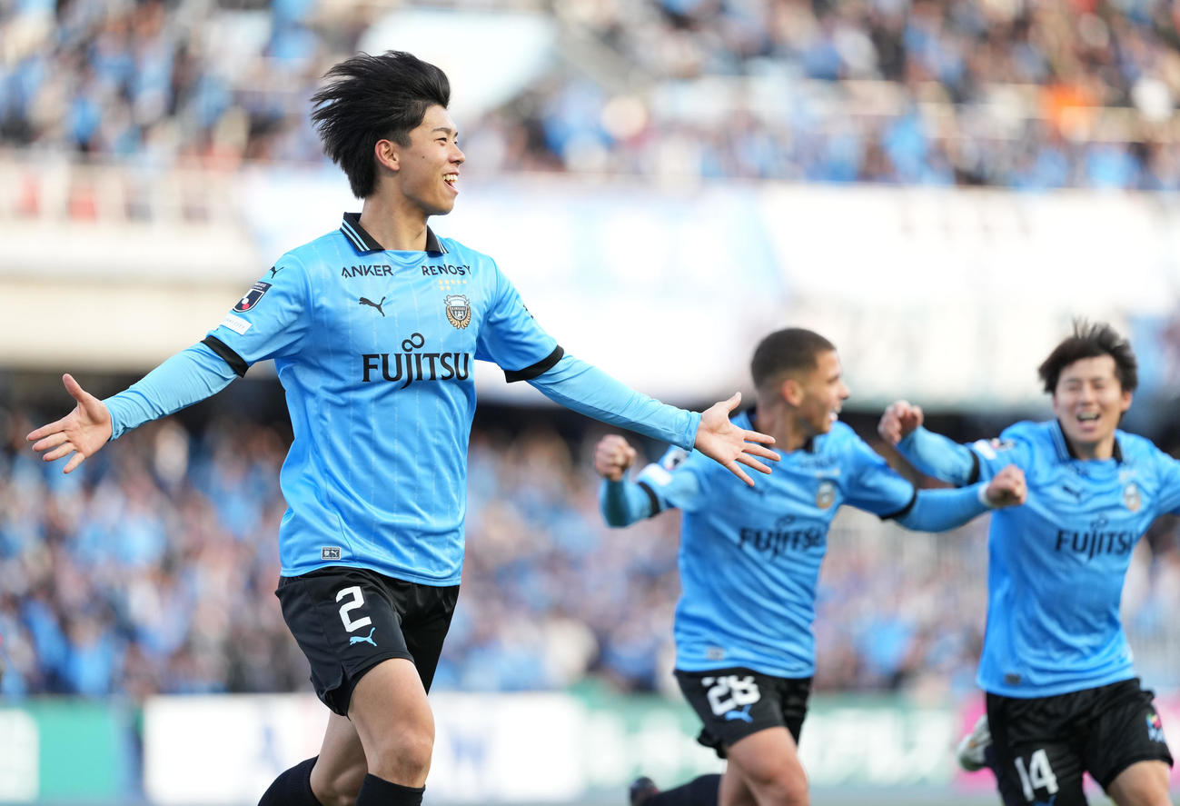 川崎F対名古屋　後半、ヘディングで先制ゴールを決め駆け出す川崎F高井（左）（撮影・鈴木みどり）