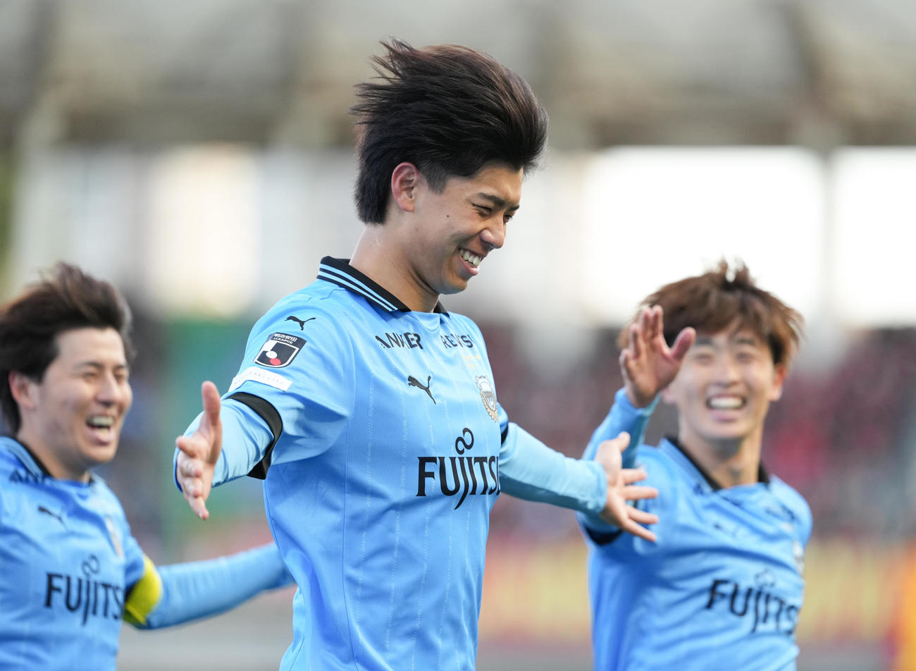 川崎F対名古屋　後半、ヘディングで先制ゴールを決め駆け出す川崎F高井（中央）（撮影・鈴木みどり）
