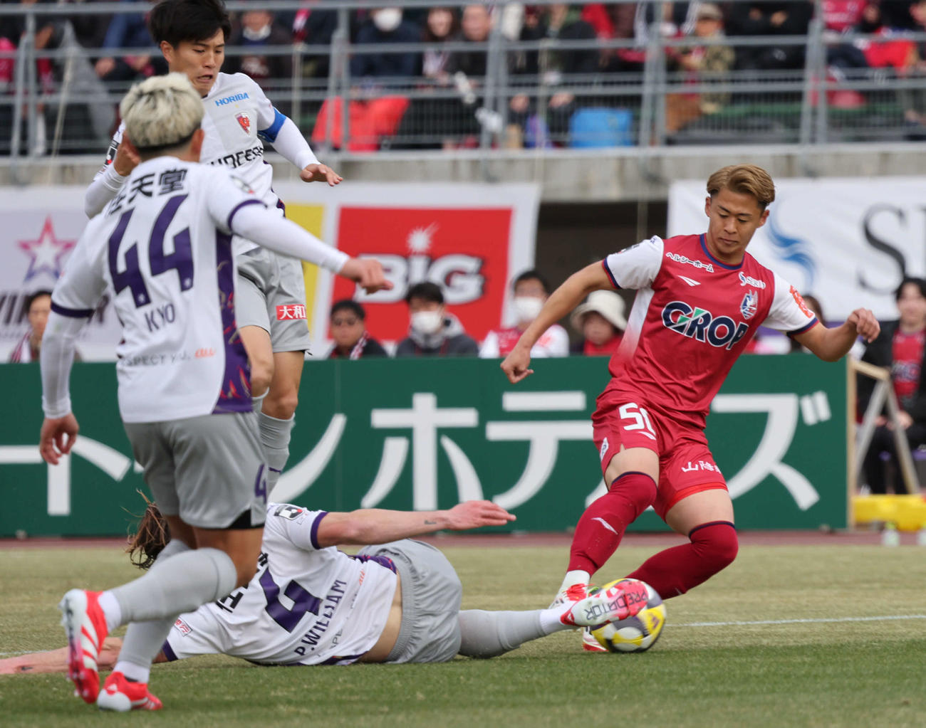 岡山対京都　前半、岡山加藤（右）は相手マークをかわし前進（撮影・西尾就之）