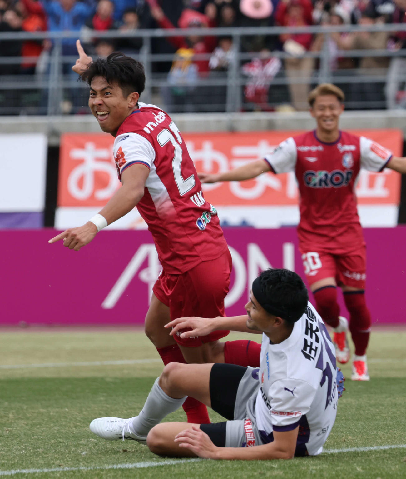 岡山対京都　前半、岡山木村はチーム2点目を決め駆け出す（撮影・西尾就之）