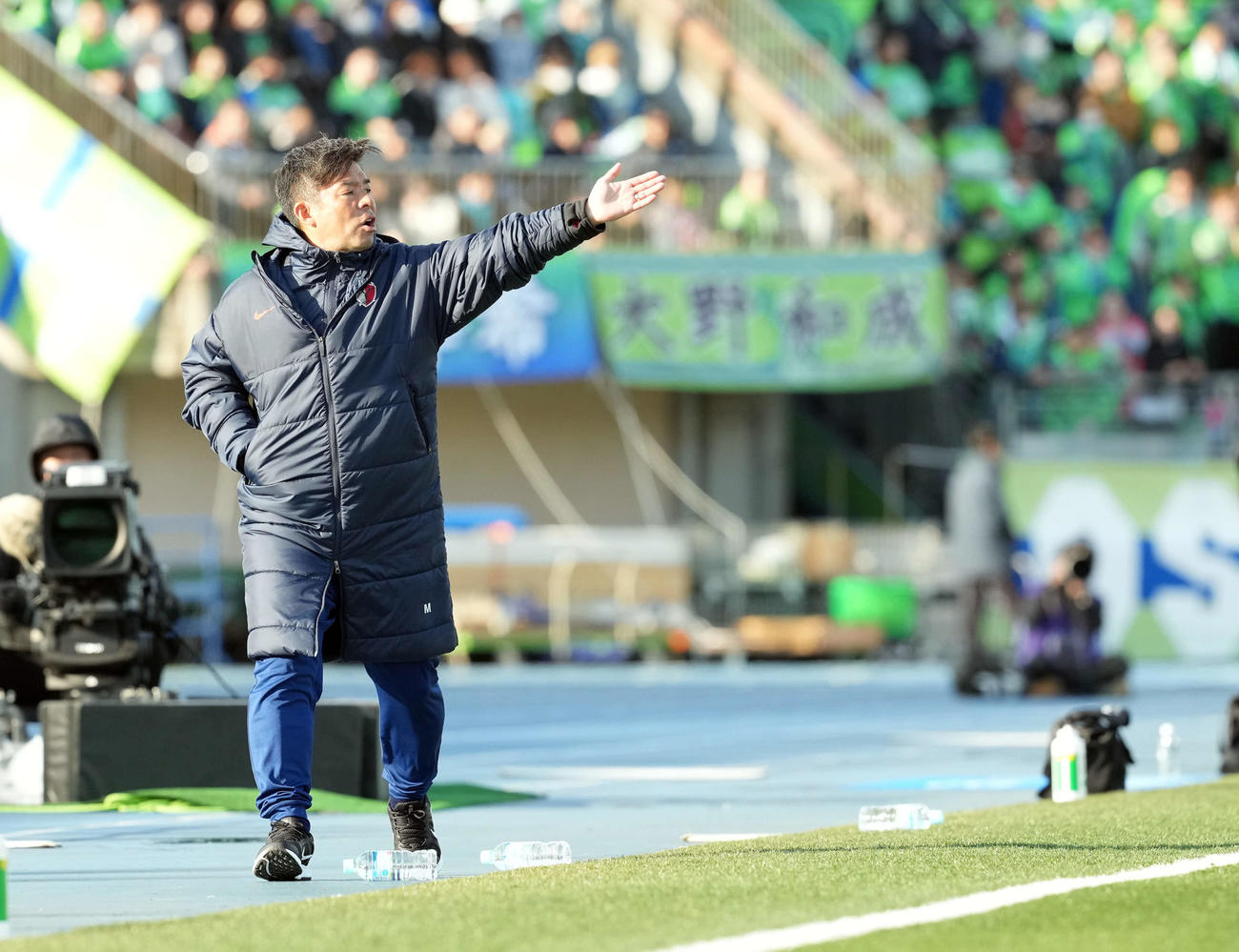 湘南対鹿島　前半、選手に指示を出す鹿島鬼木達監督（撮影・たえ見朱実）