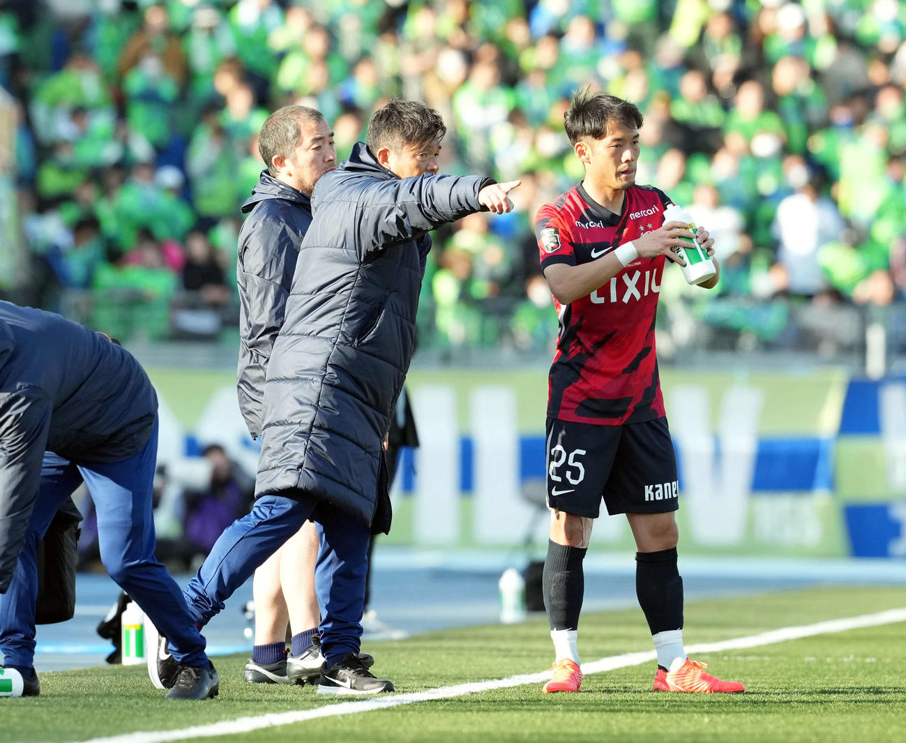 湘南対鹿島　前半、選手に指示を出す鹿島鬼木達監督（撮影・たえ見朱実）