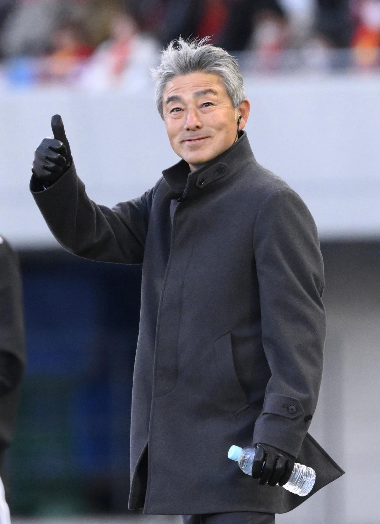 川崎―名古屋　後半、チーム3点目のゴールが決まり、笑顔を見せる川崎・長谷部監督（共同）