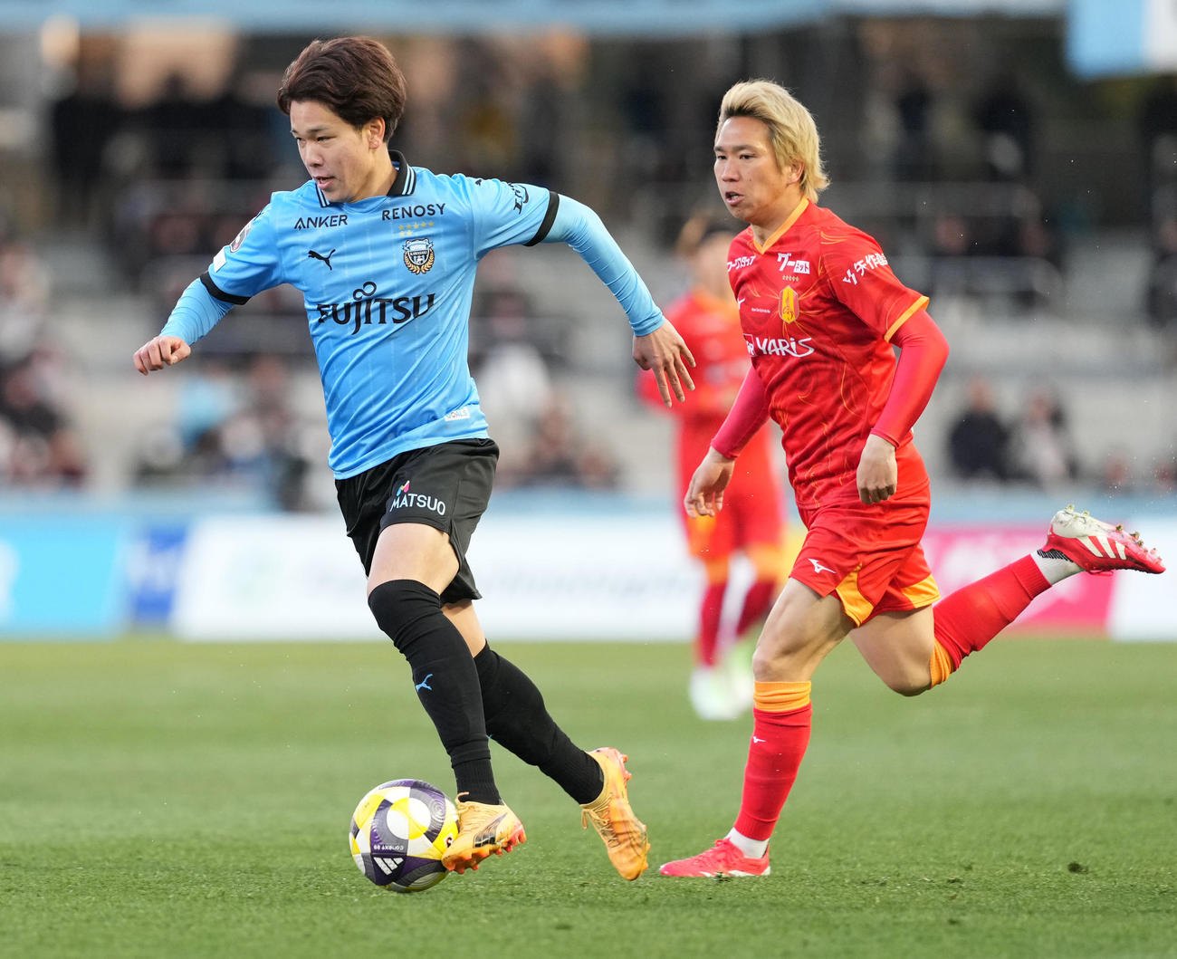 川崎F対名古屋　後半、ドリブルする川崎F宮城（左）（撮影・鈴木みどり）