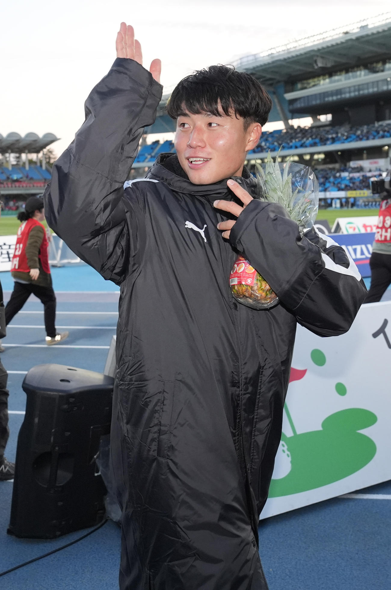 川崎F対名古屋　名古屋に勝利し、サポーターの声援に応える川崎F山内（撮影・鈴木みどり）