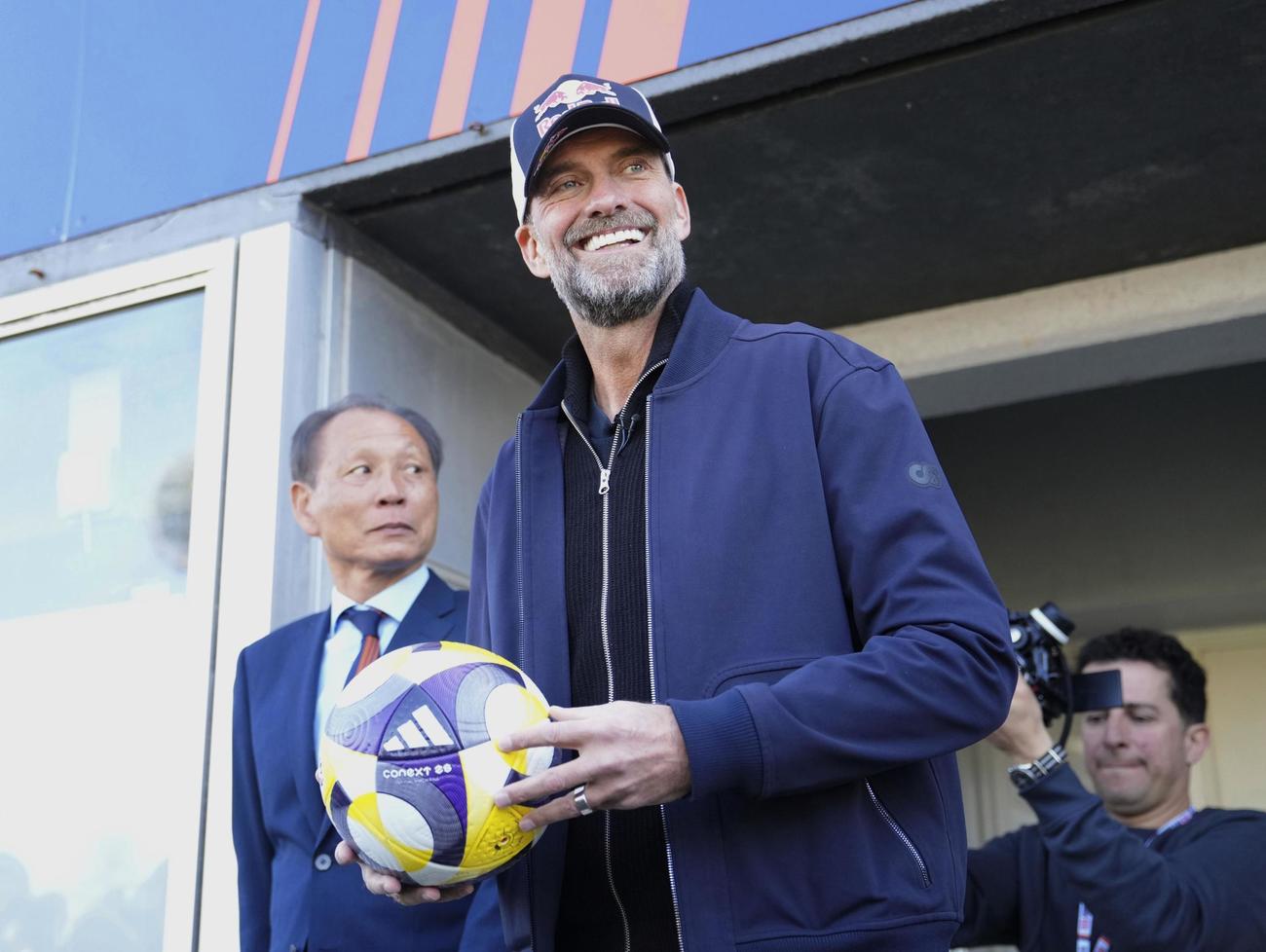 J2大宮対山形の開幕戦に登場したユルゲン・クロップ氏（共同）