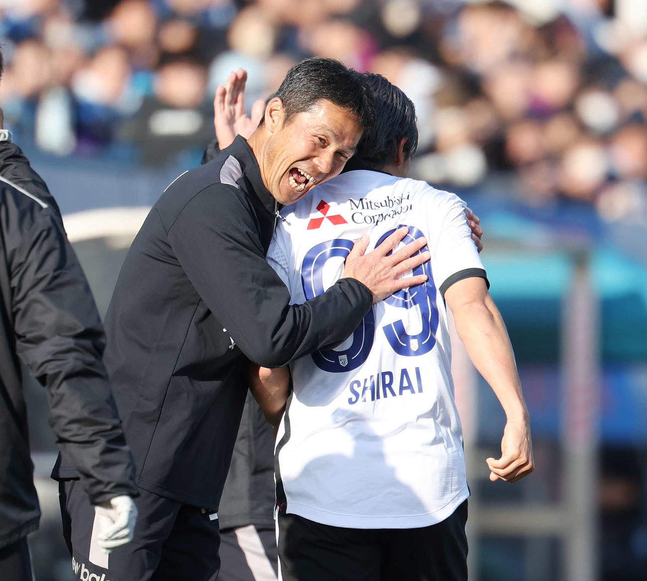 横浜FC対東京　後半、先制ゴールを決めた東京白井（右）に笑顔で抱きつく松橋監督（撮影・宮地輝）