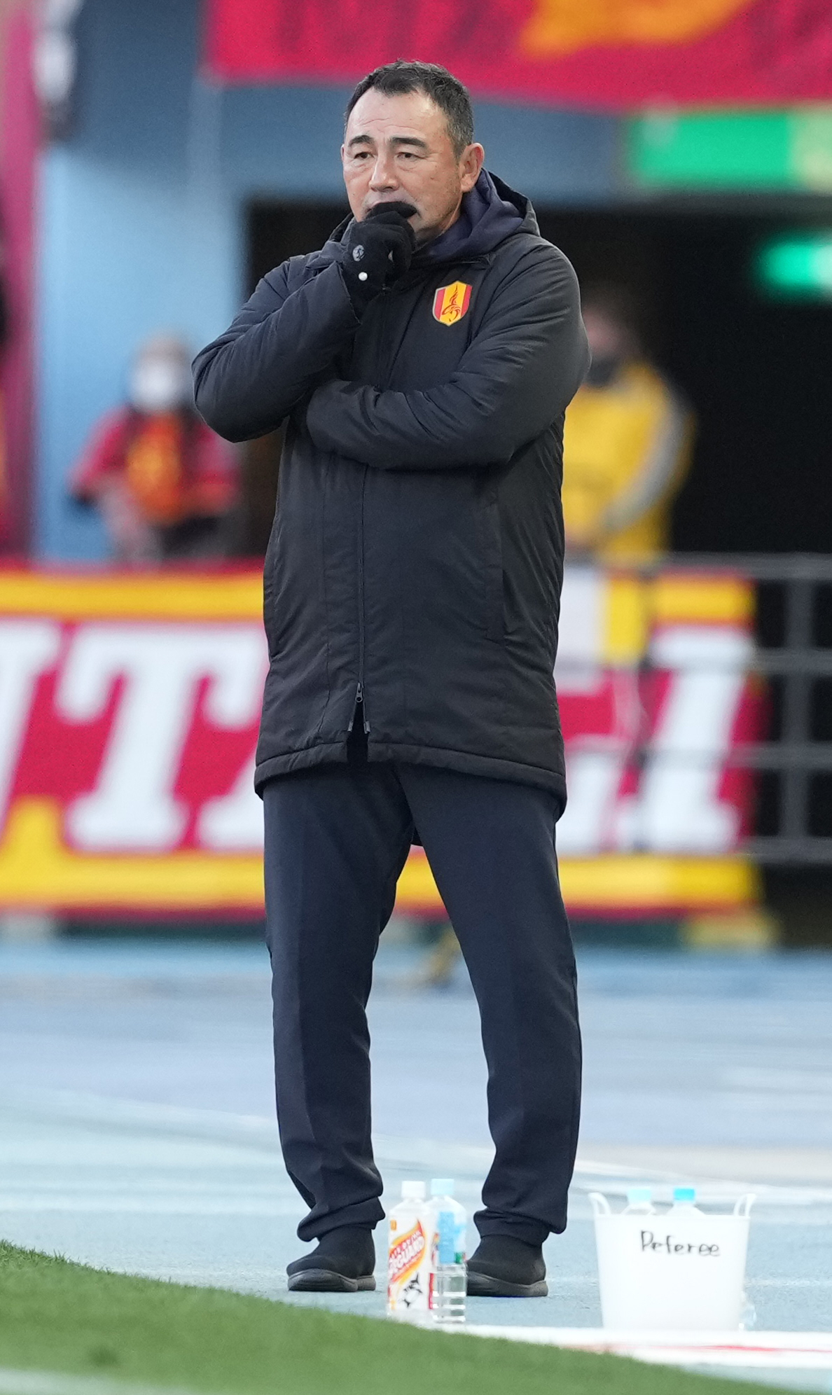 川崎F対名古屋　後半、試合を見守る名古屋長谷川監督（撮影・鈴木みどり）