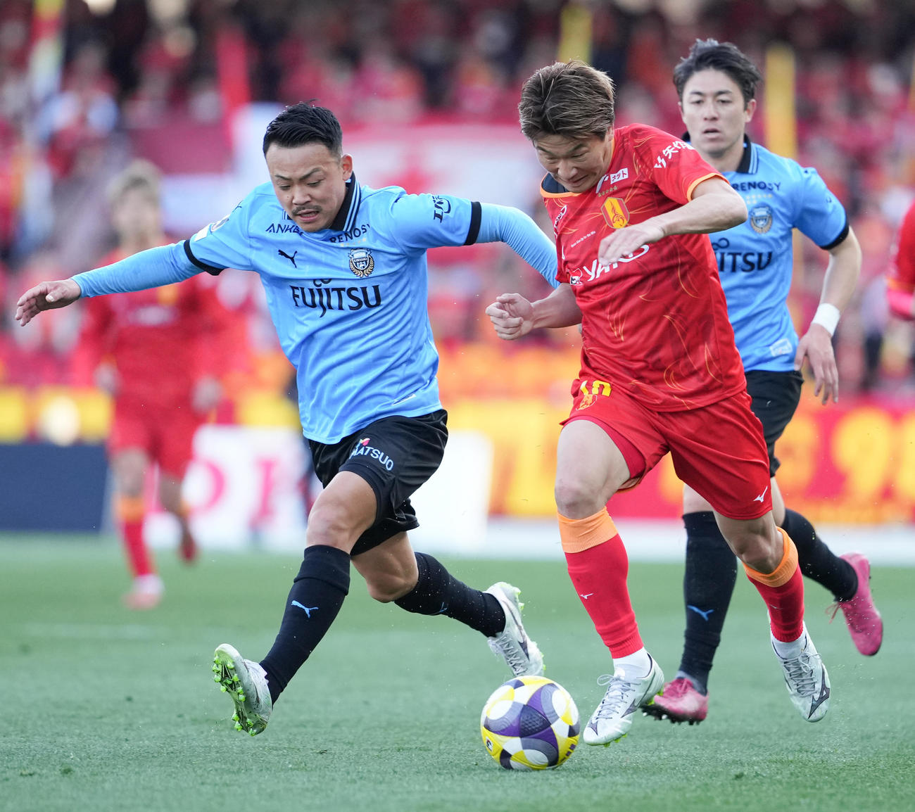 川崎F対名古屋　前半、競り合う川崎F河原（左）と名古屋永井（撮影・鈴木みどり）