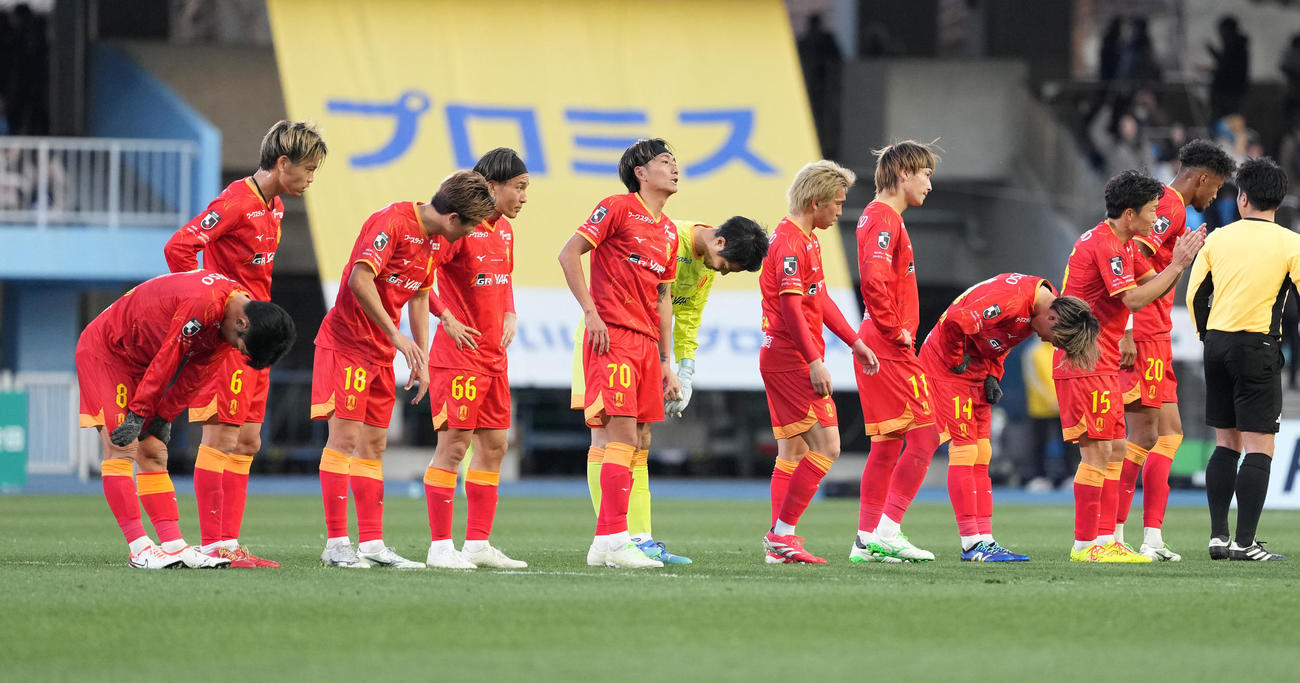川崎F対名古屋　川崎Fに敗れ、肩を落とす名古屋イレブン（撮影・鈴木みどり）